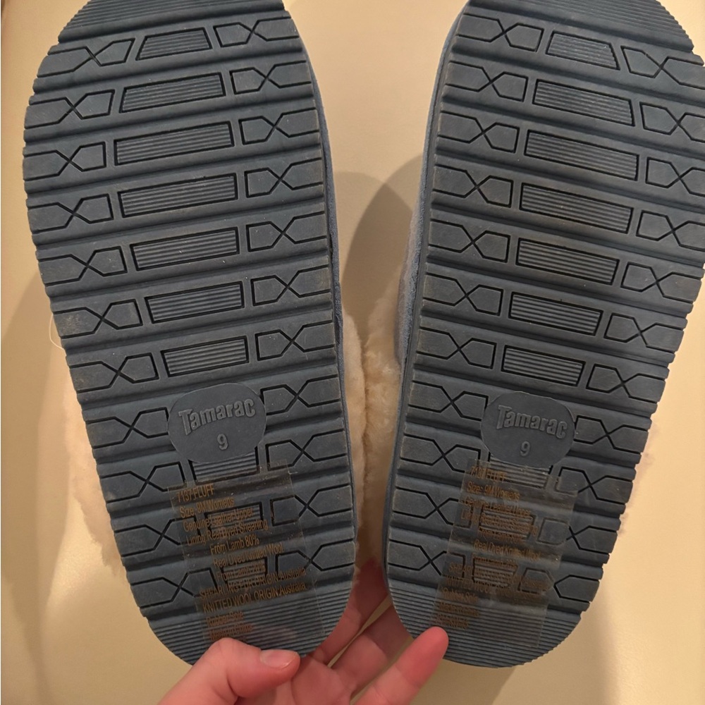 Cozy Women's Shearling Slippers, size 9M - Picture 2 of 3